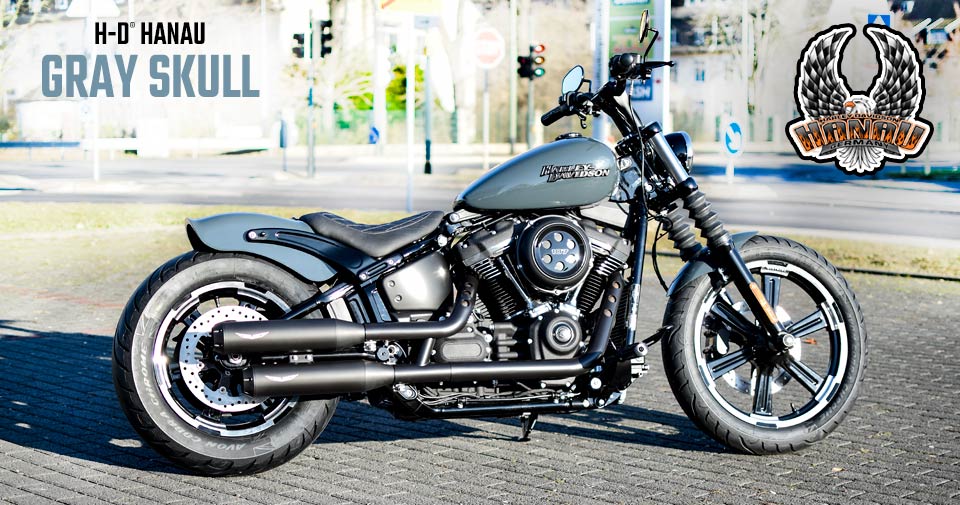 Harley-Davidson Hanau präsentiert Custombike Umbau Softail Gray Skull auf Street Bob Basis